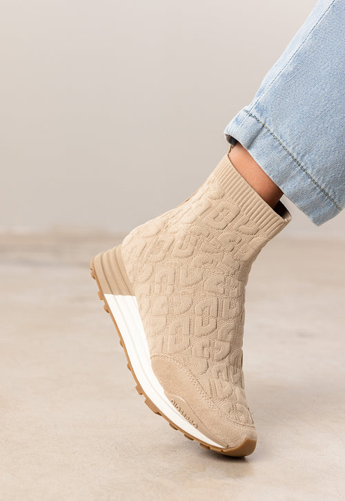 SOCK-LIKE SNEAKERS HOLEV