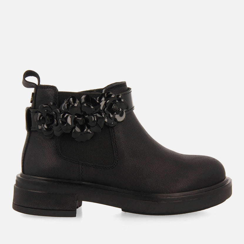 SCARPE CON CINTURINO DI FIORI DI QUITA E PONE HEVIZ