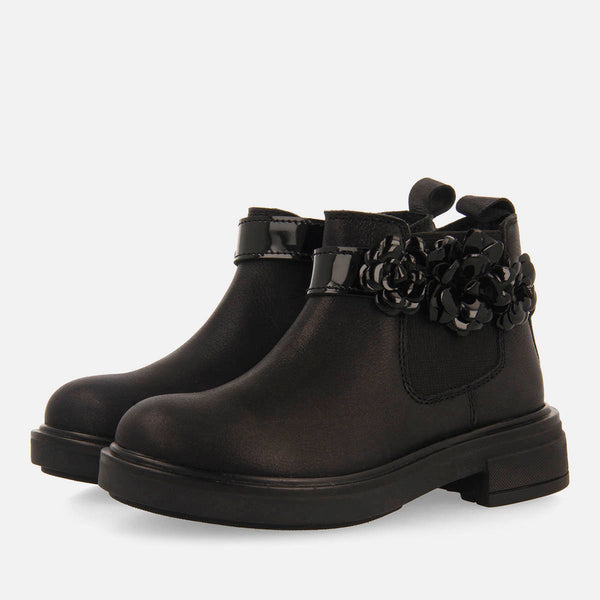 SCARPE CON CINTURINO DI FIORI DI QUITA E PONE HEVIZ