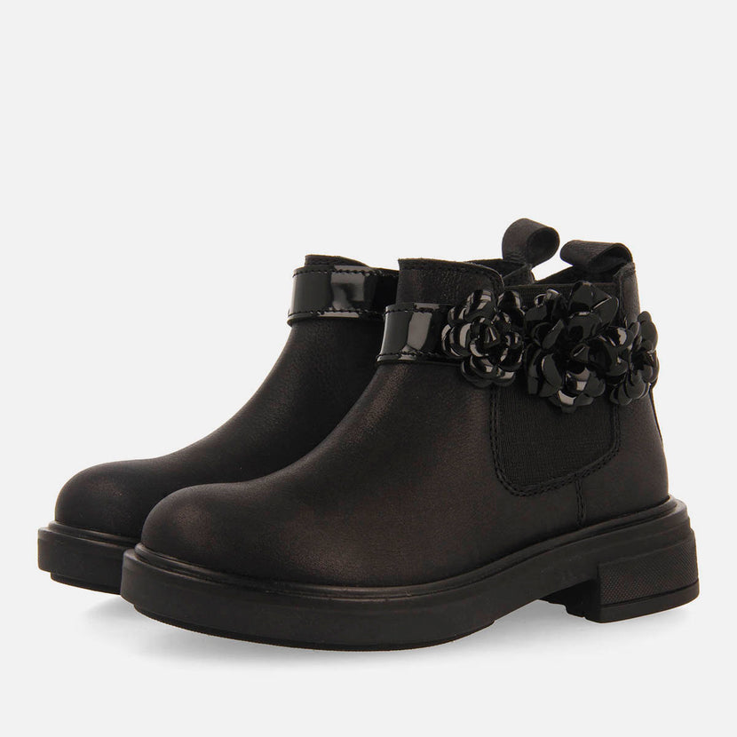 SCARPE CON CINTURINO DI FIORI DI QUITA E PONE HEVIZ
