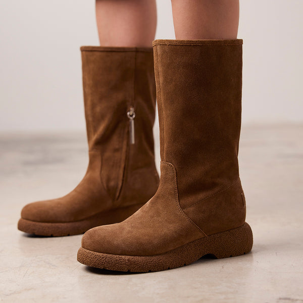 BOTAS MULTIPOSIÇÃO EM CAMURÇA DE PELE COM PELO KOSSEN