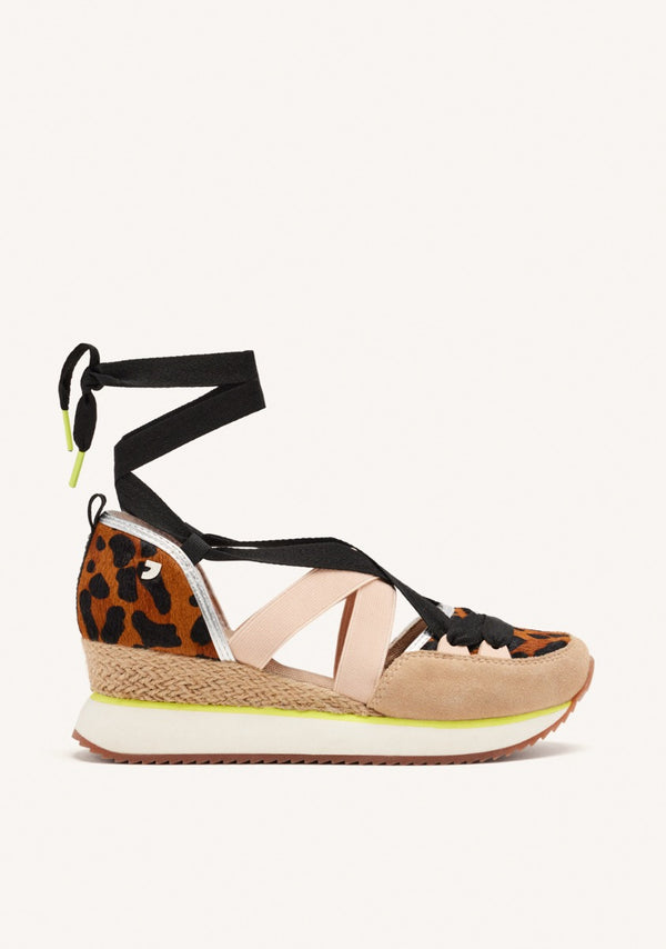 ZAPATILLAS ABIERTAS PIEL LEOPARDO Y CUÑA RAFIA LUDLOW