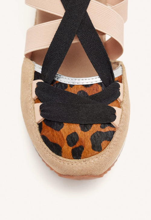 ZAPATILLAS ABIERTAS PIEL LEOPARDO Y CUÑA RAFIA LUDLOW