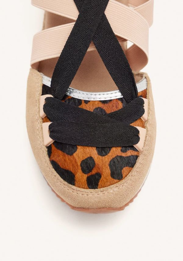 ZAPATILLAS ABIERTAS PIEL LEOPARDO Y CUÑA RAFIA LUDLOW