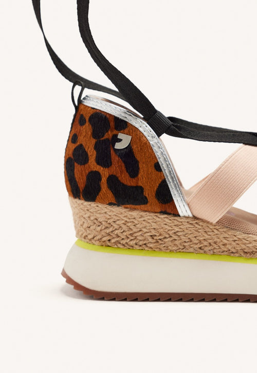 ZAPATILLAS ABIERTAS PIEL LEOPARDO Y CUÑA RAFIA LUDLOW