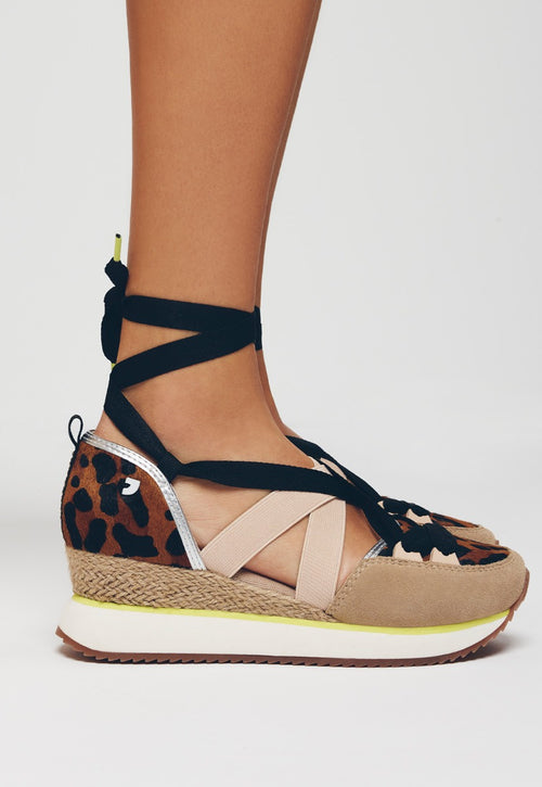 ZAPATILLAS ABIERTAS PIEL LEOPARDO Y CUÑA RAFIA LUDLOW