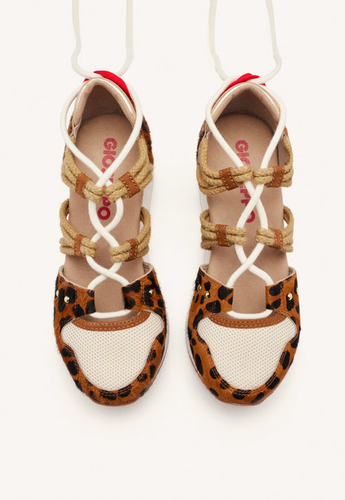 ZAPATILLAS ABIERTAS PIEL LEOPARDO Y CUÑA RAFIA KEWASKUM