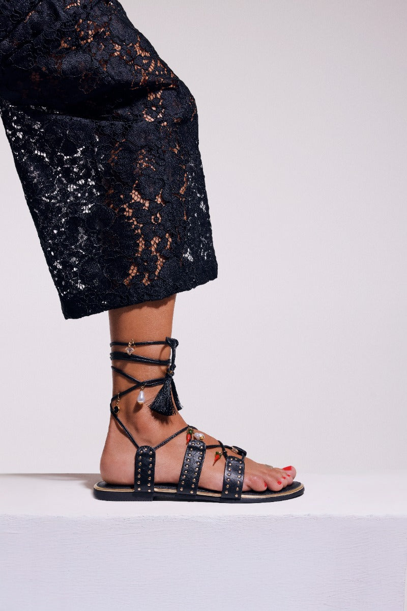 SANDALIAS PIEL ABALORIOS Y TACHAS IONE
