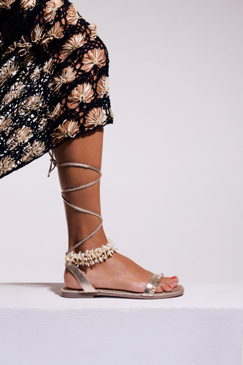 SANDALIAS PIEL TACHAS Y ABALORIOS PHOEBE