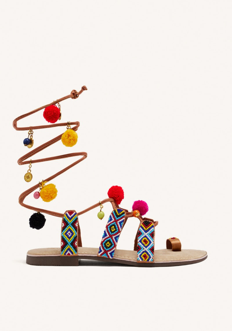 SANDALIAS PIEL ABALORIOS Y POMPONES DYANI