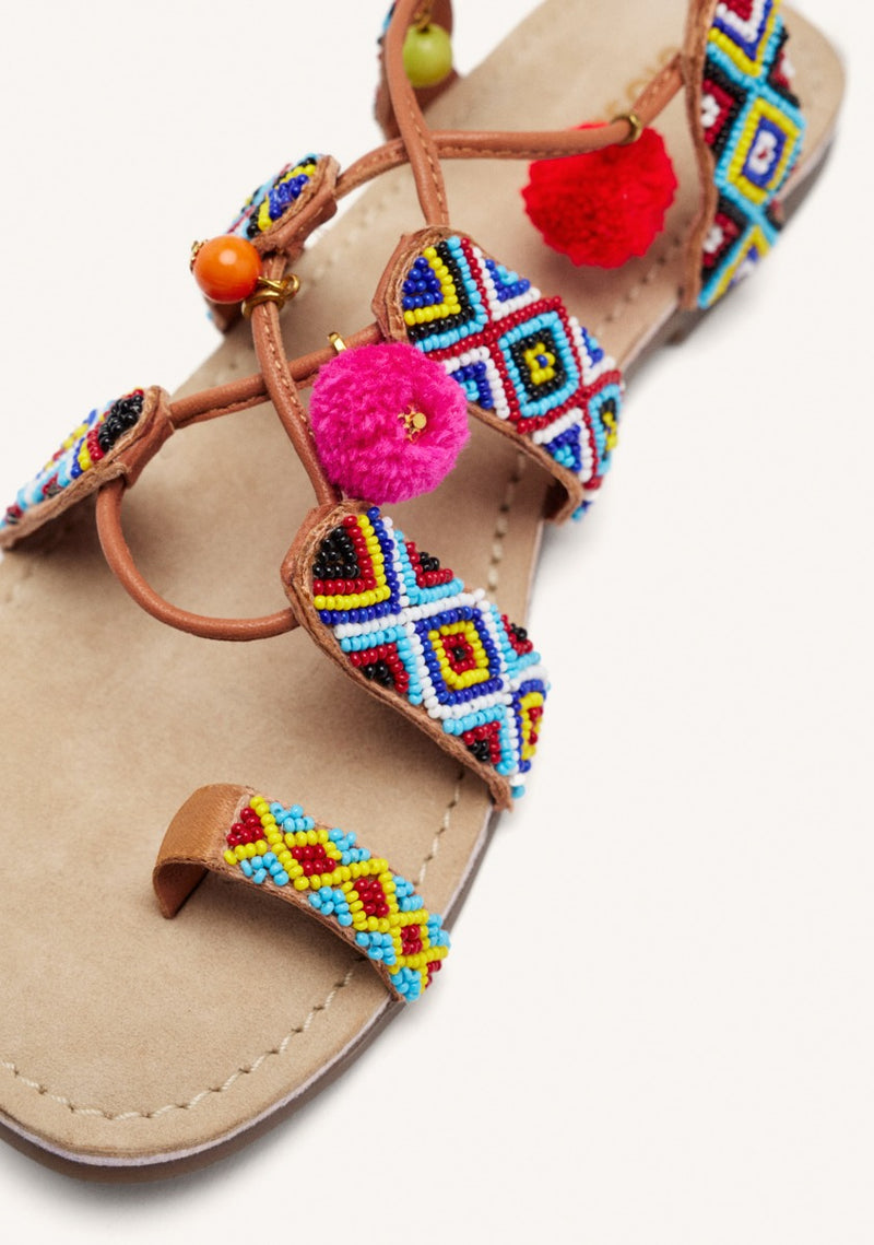 SANDALIAS PIEL ABALORIOS Y POMPONES DYANI
