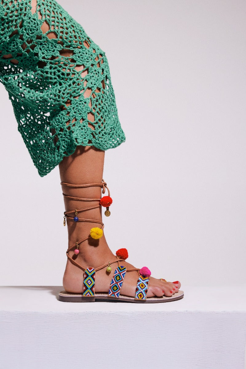 SANDALIAS PIEL ABALORIOS Y POMPONES DYANI