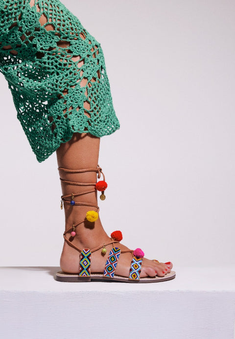 SANDALIAS PIEL ABALORIOS Y POMPONES DYANI
