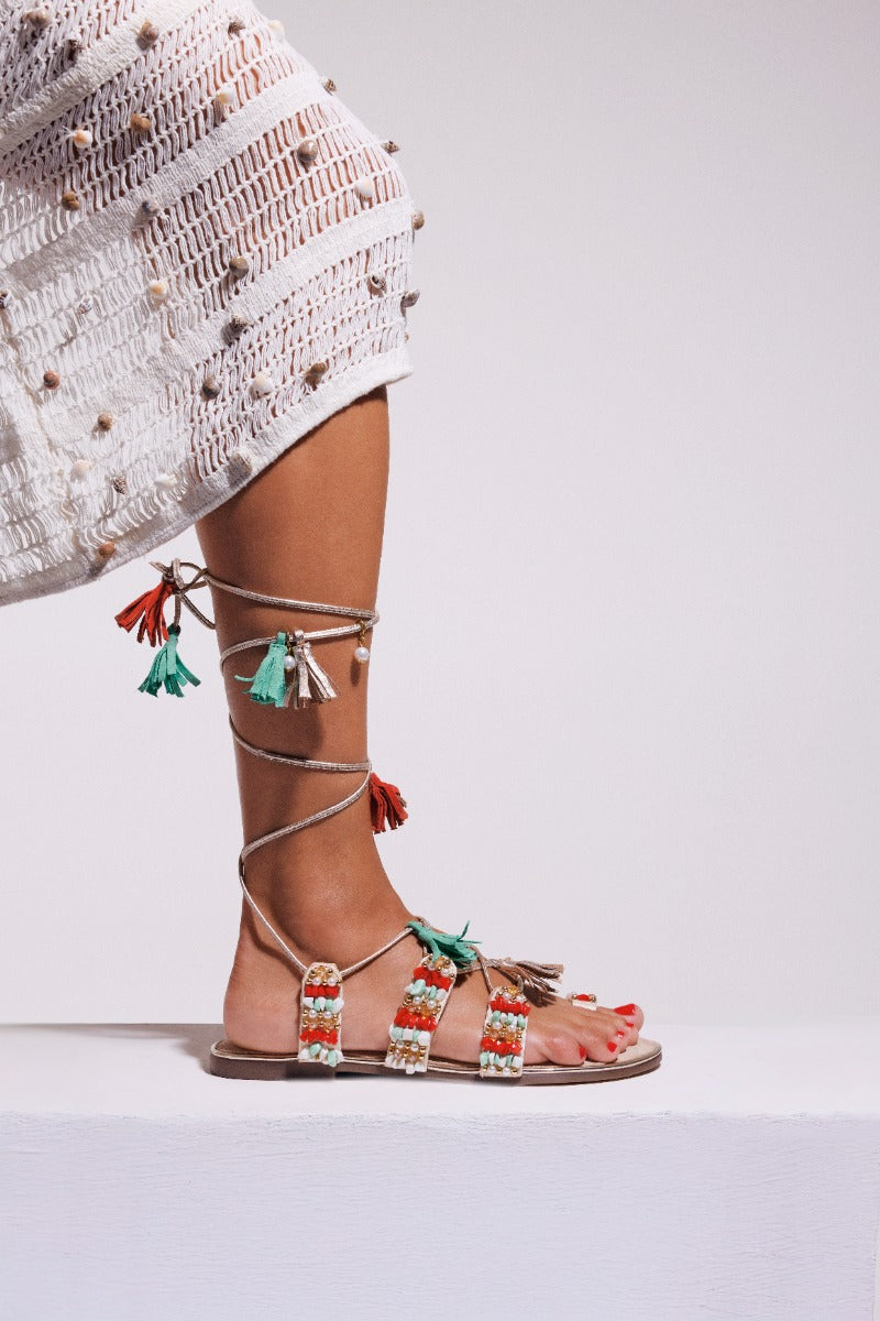 SANDALIAS PIEL FLECOS Y ABALORIOS NUBO