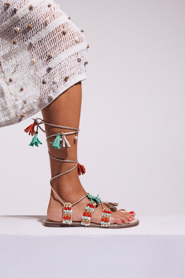 SANDALIAS PIEL FLECOS Y ABALORIOS NUBO