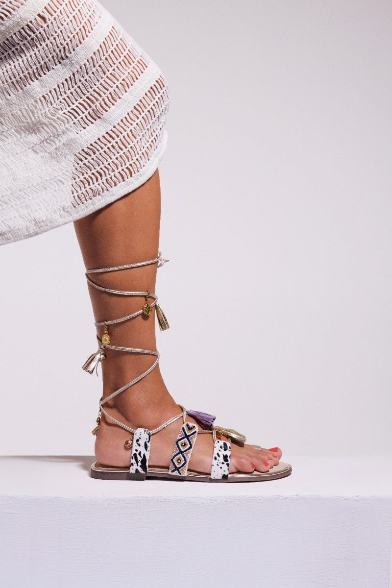 SANDALIAS PIEL ABALORIOS Y FLECOS MONTELLO