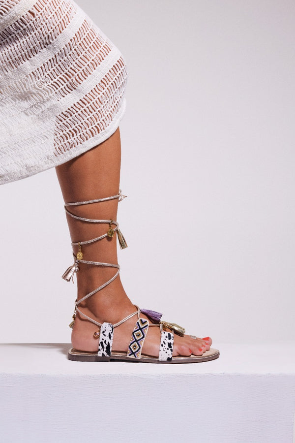SANDALIAS PIEL ABALORIOS Y FLECOS MONTELLO