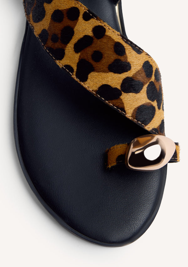 SANDALIAS PIEL ESTAMPADO ANIMAL ANILLO JOYA MAIRO