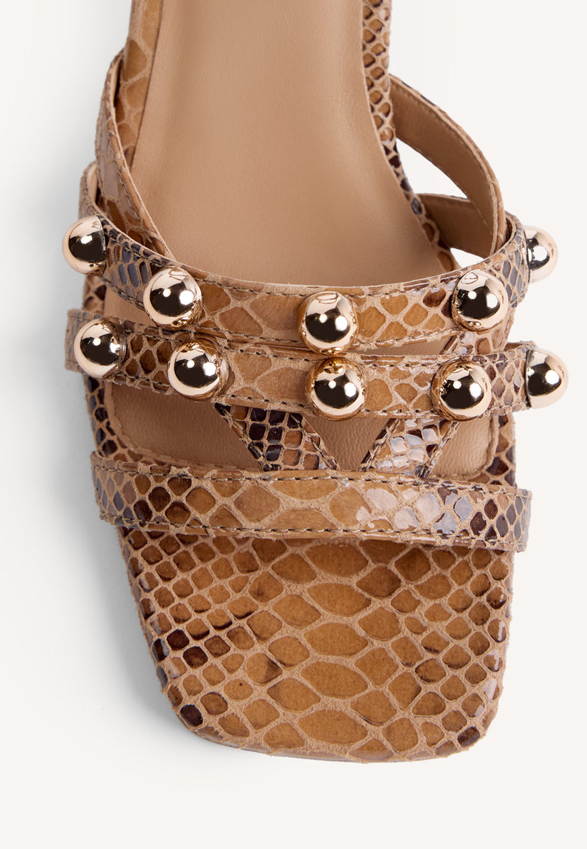 SANDALIAS TACÓN PIEL TACHAS KAKUMA