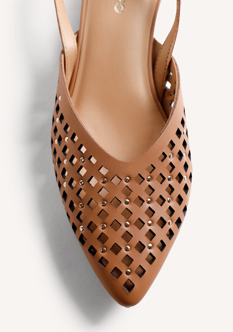 ZAPATOS TACÓN PIEL CALADA Y TACHAS LAGOS