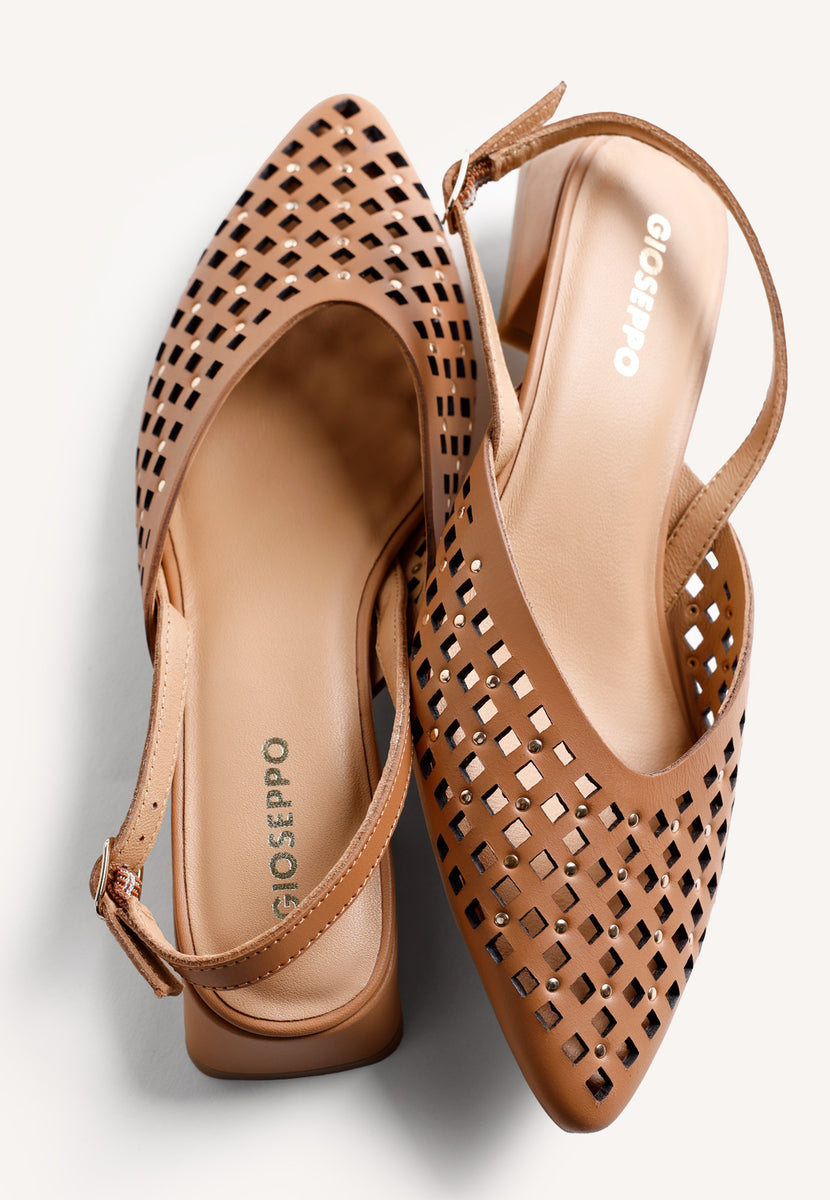 SCARPE TACCO PELLE TRAFORATA E BORCHIE LAGOS