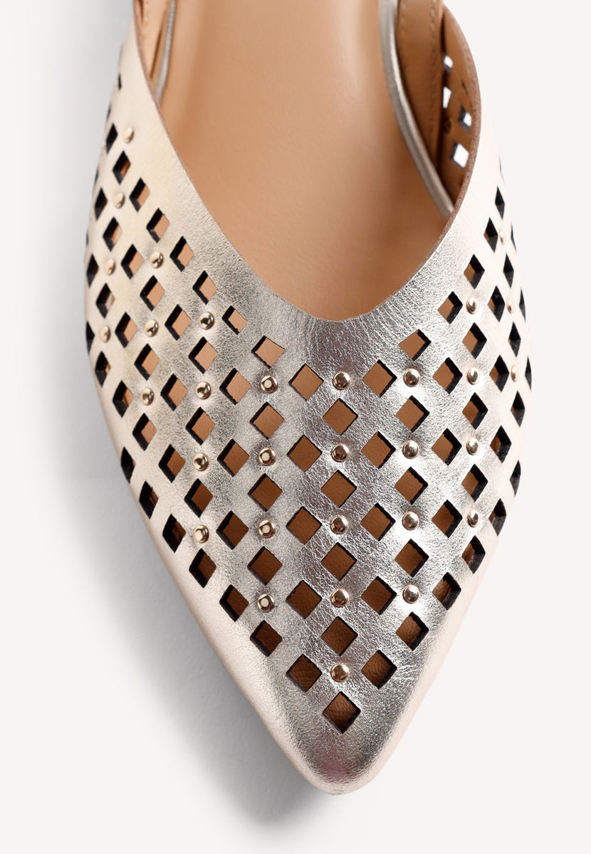 SCARPE TACCO PELLE TRAFORATA E BORCHIE LAGOS