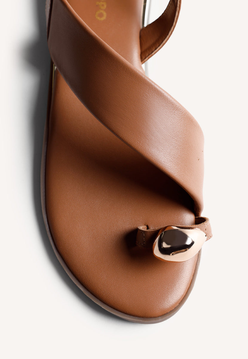 SANDALIAS DE CUERO CON ANILLOS STONY