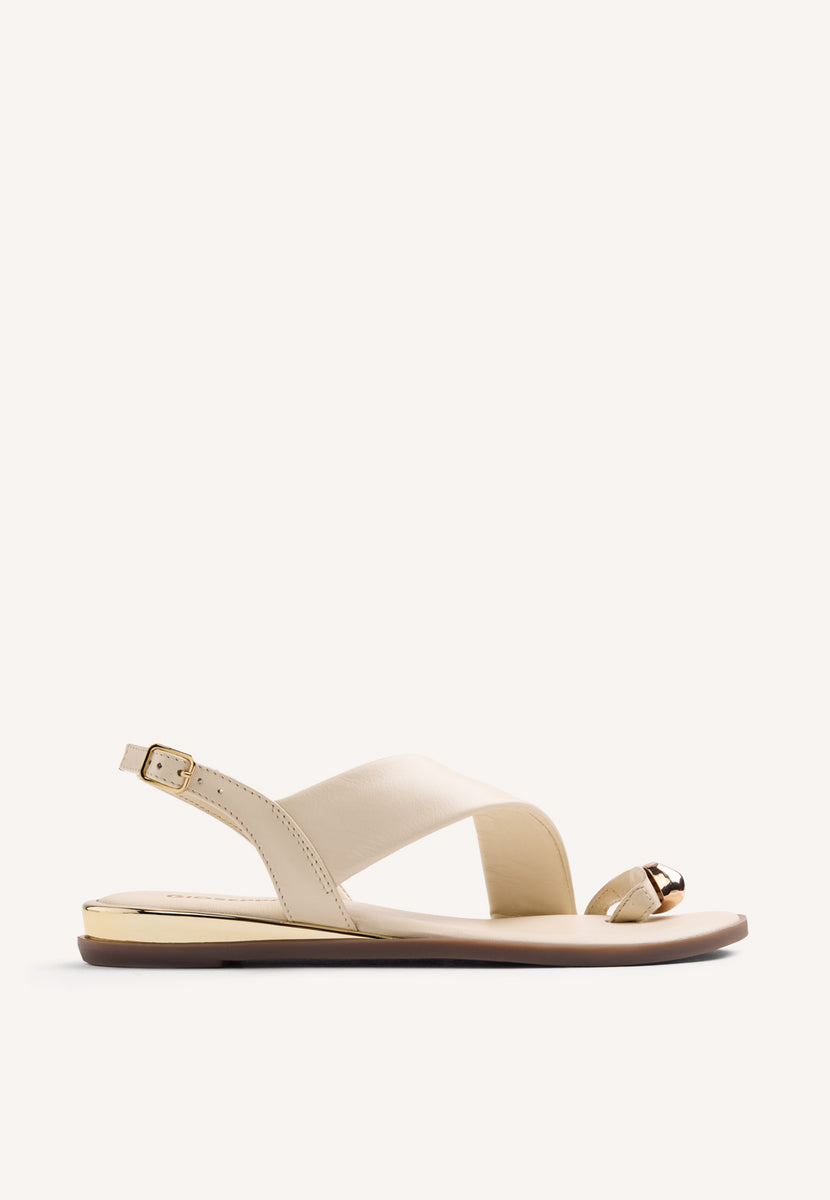 SANDALIAS DE CUERO CON ANILLOS STONY