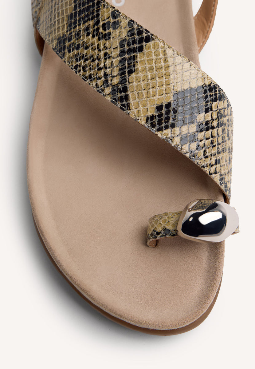 SANDALIAS PIEL ESTAMPADO ANIMAL Y JOYA TANAUAN