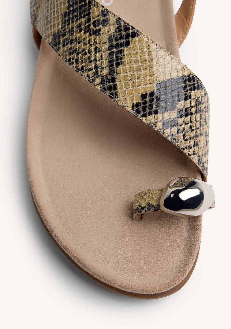 SANDALIAS PIEL ESTAMPADO ANIMAL Y JOYA TANAUAN