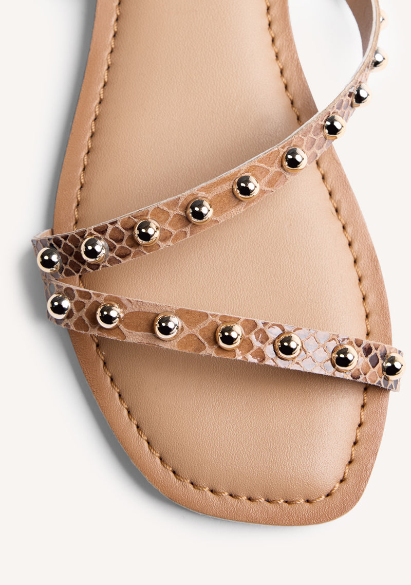 SANDALIAS PIEL ESTAMPADO ANIMAL Y TACHAS SUBUKIA