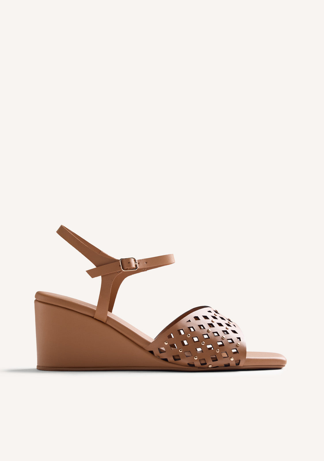 SANDALIAS TACÓN PIEL CALADA Y TACHAS PESHTIGO