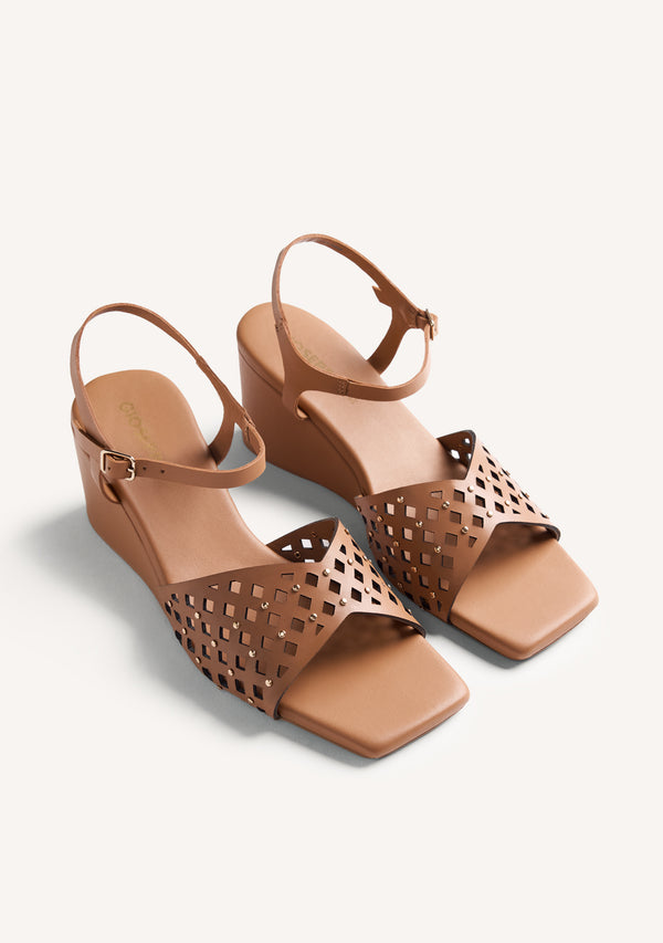 SANDALIAS TACÓN PIEL CALADA Y TACHAS PESHTIGO