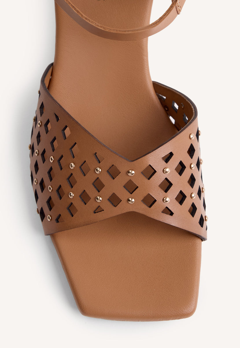 SANDALIAS TACÓN PIEL CALADA Y TACHAS PESHTIGO