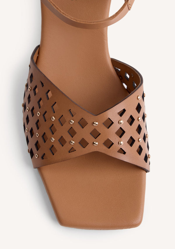 SANDALIAS TACÓN PIEL CALADA Y TACHAS PESHTIGO