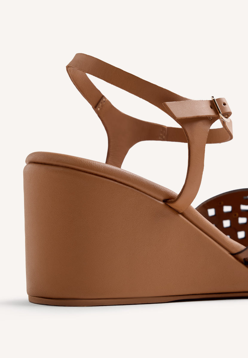 SANDALIAS TACÓN PIEL CALADA Y TACHAS PESHTIGO