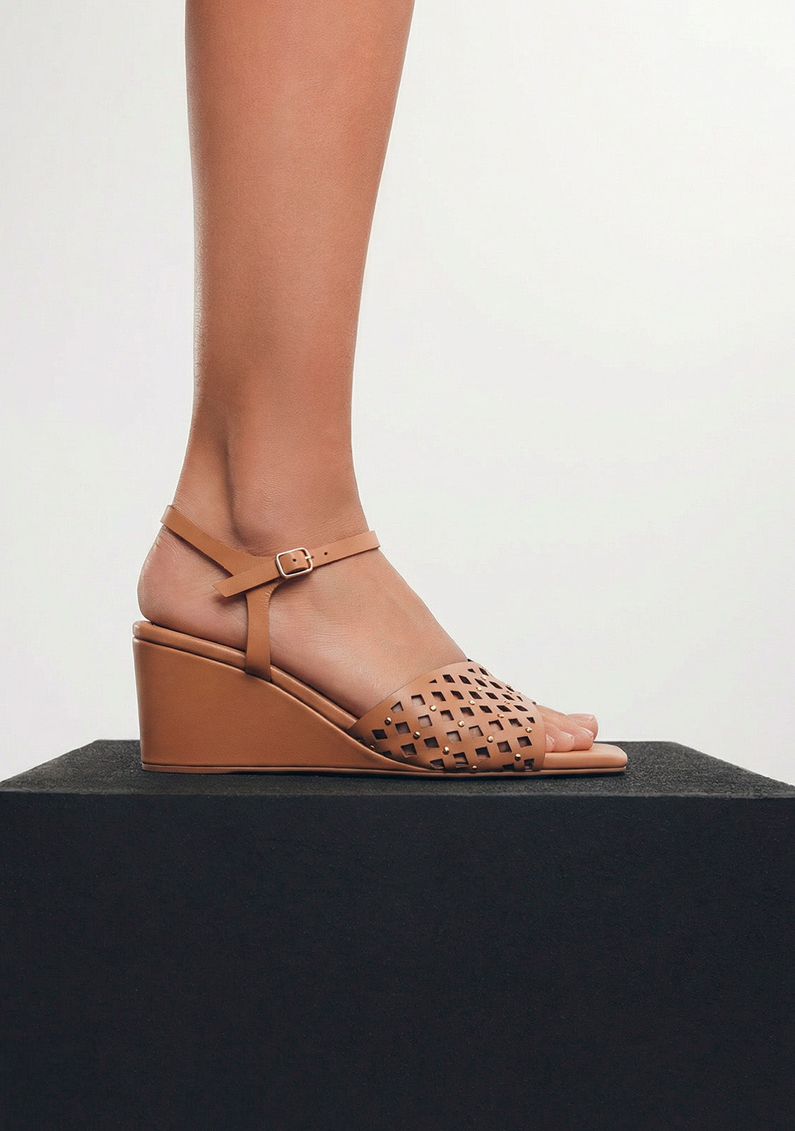 SANDALIAS TACÓN PIEL CALADA Y TACHAS PESHTIGO