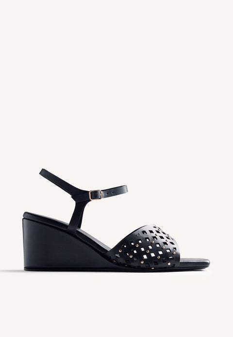 SANDALIAS TACÓN PIEL CALADA Y TACHAS PESHTIGO