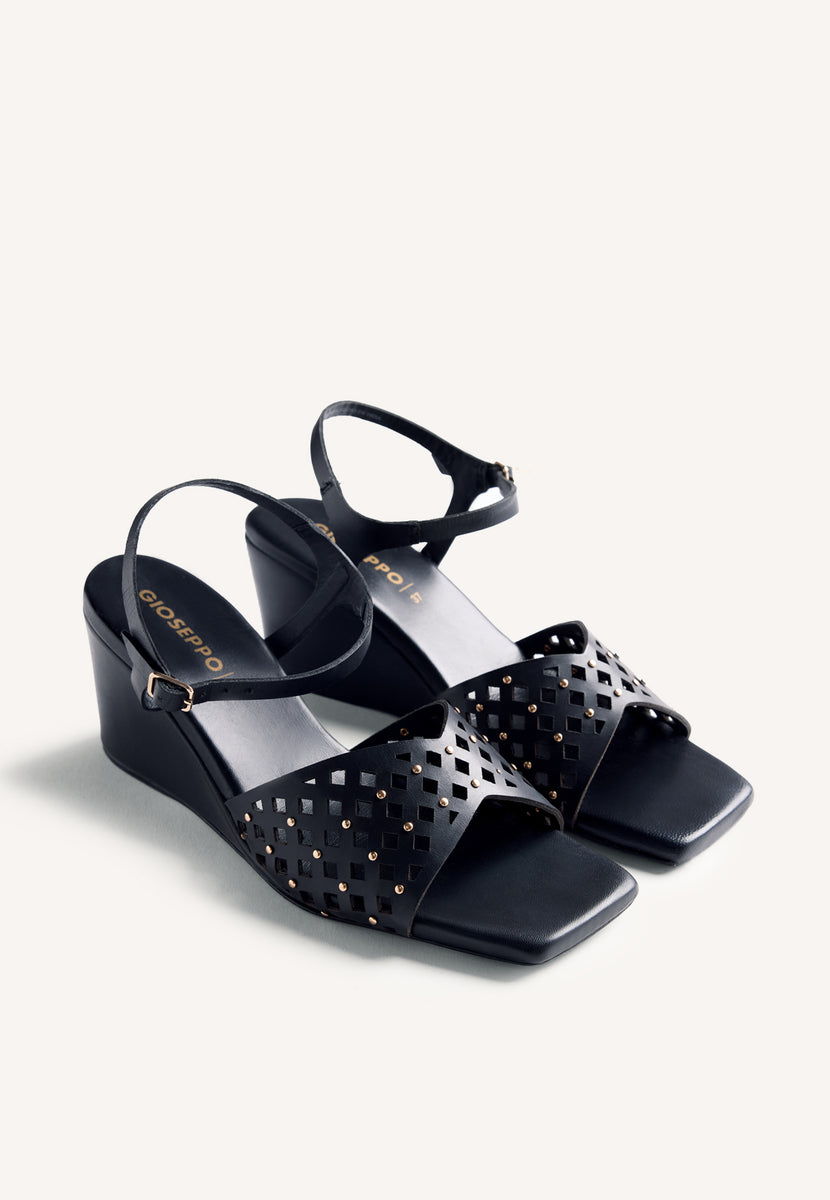 SANDALIAS TACÓN PIEL CALADA Y TACHAS PESHTIGO