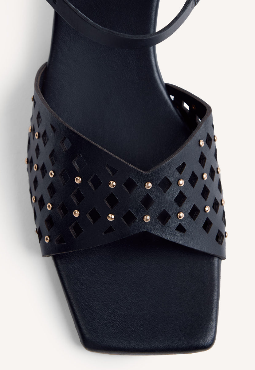 SANDALIAS TACÓN PIEL CALADA Y TACHAS PESHTIGO