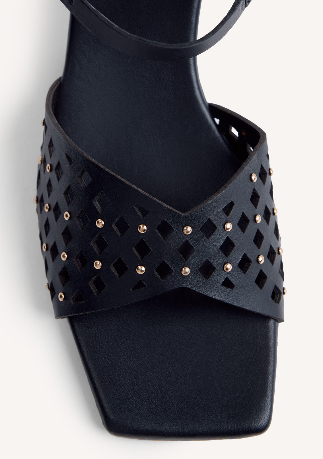 SANDALIAS TACÓN PIEL CALADA Y TACHAS PESHTIGO