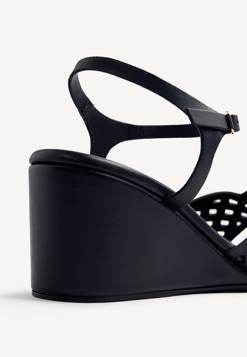 SANDALIAS TACÓN PIEL CALADA Y TACHAS PESHTIGO