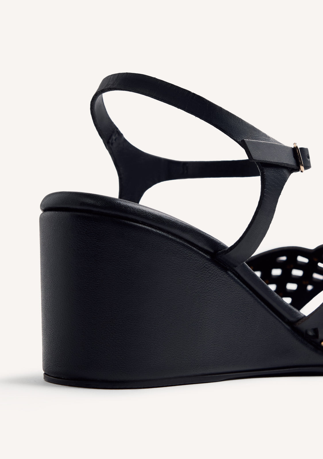 SANDALIAS TACÓN PIEL CALADA Y TACHAS PESHTIGO