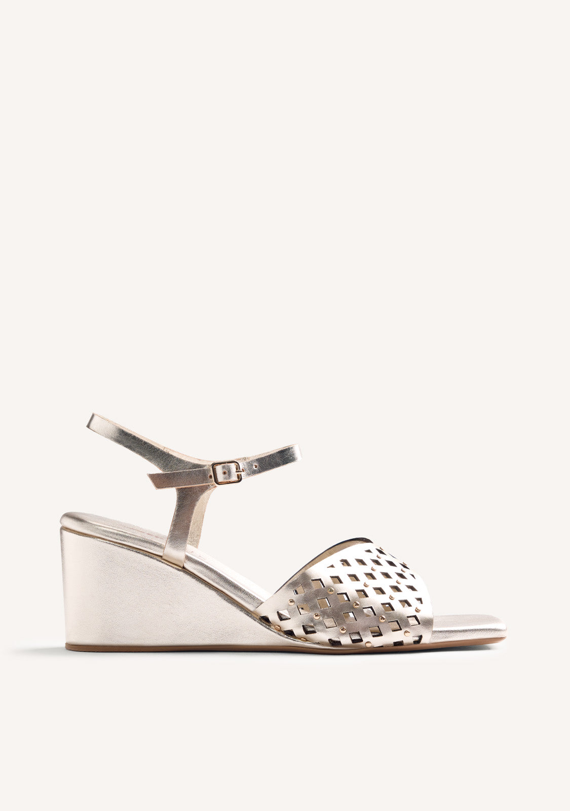 SANDALIAS TACÓN PIEL CALADA Y TACHAS PESHTIGO
