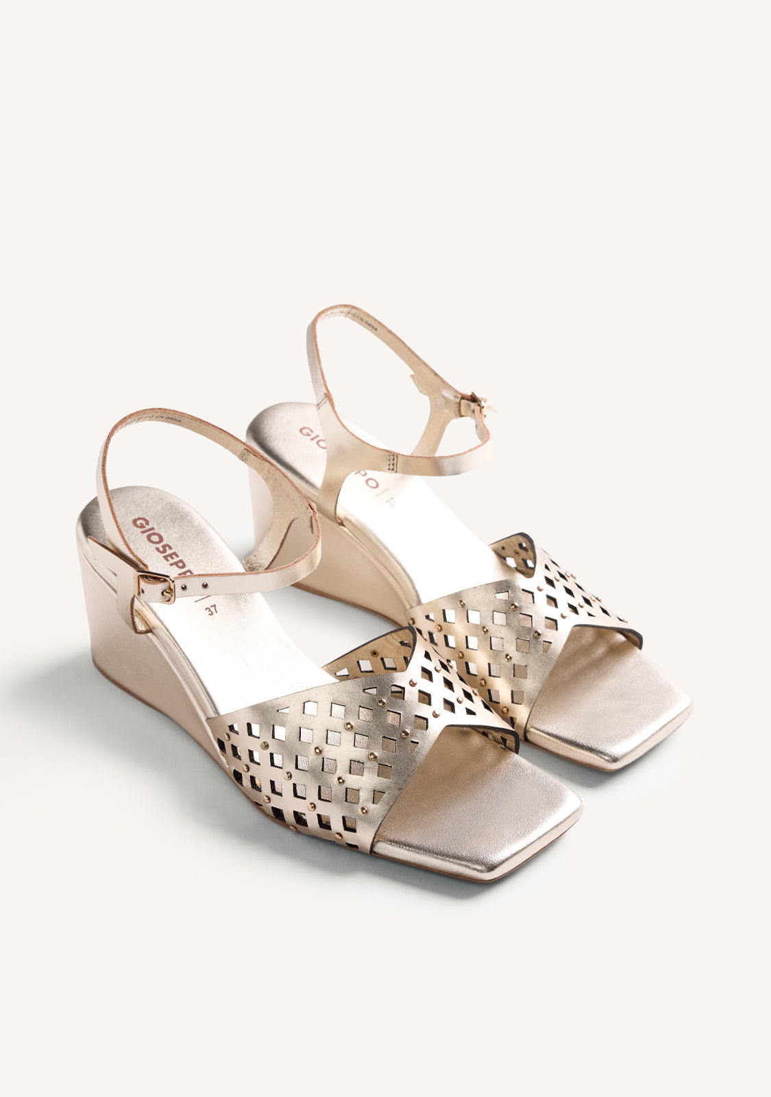 SANDALIAS TACÓN PIEL CALADA Y TACHAS PESHTIGO