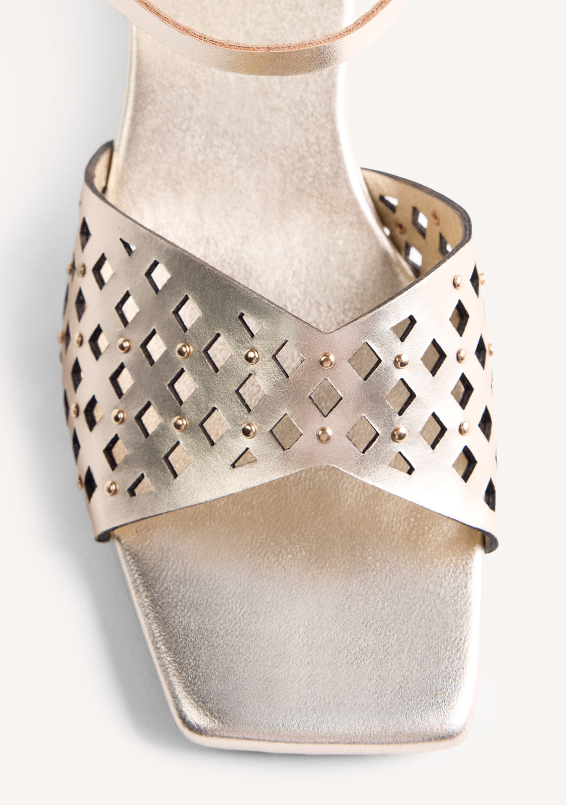 SANDALIAS TACÓN PIEL CALADA Y TACHAS PESHTIGO