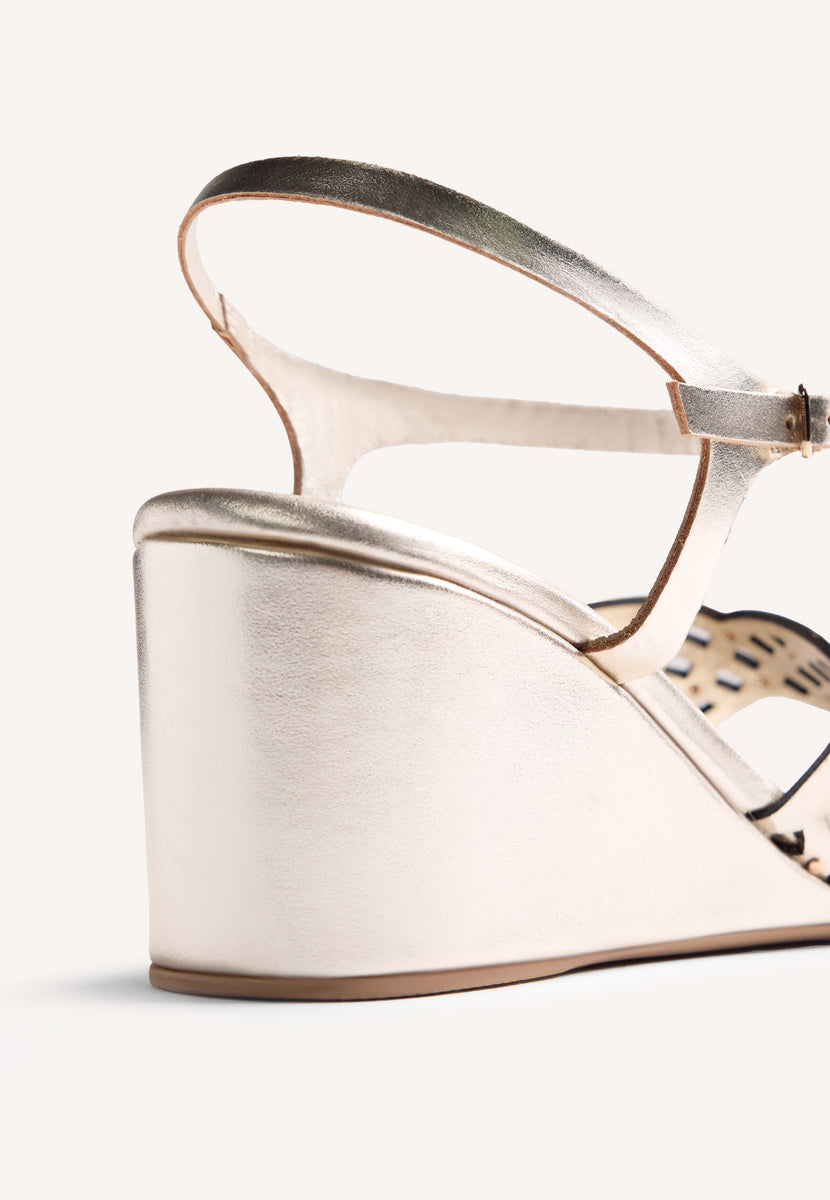 SANDALIAS TACÓN PIEL CALADA Y TACHAS PESHTIGO