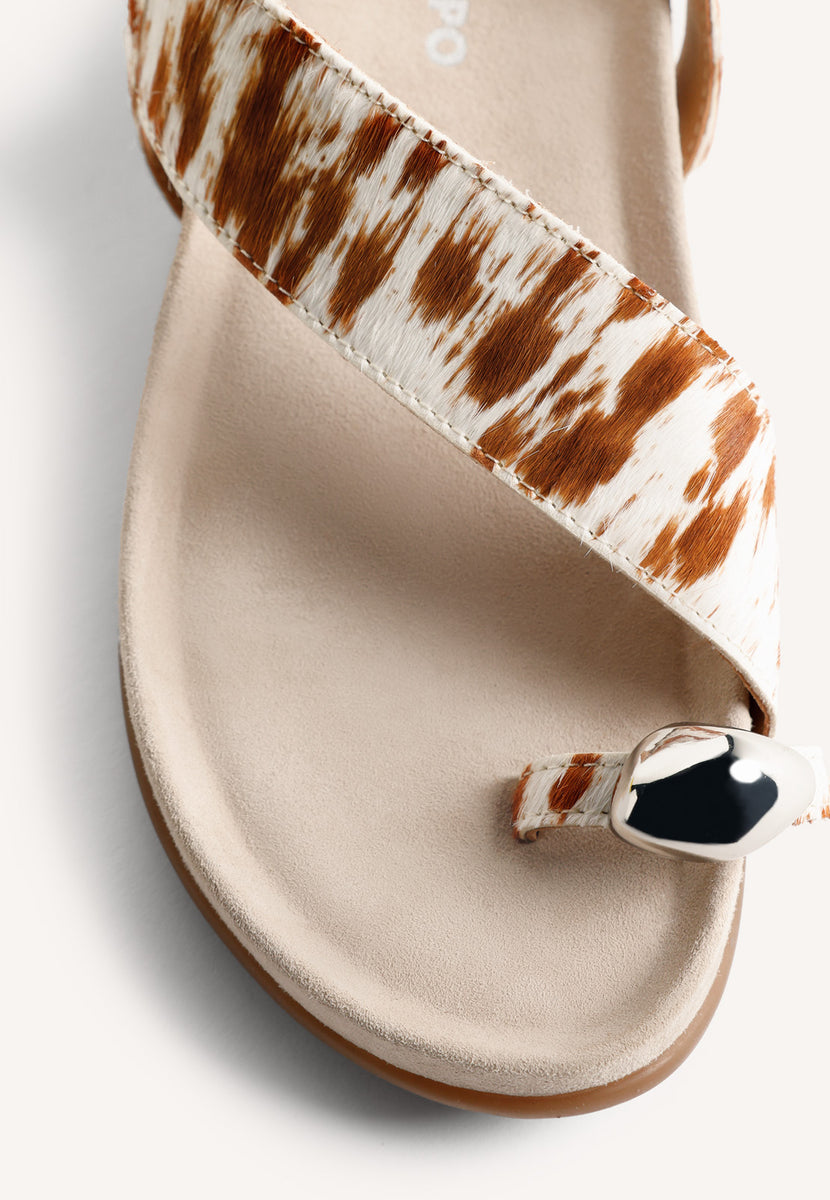 SANDALIAS PIEL ESTAMPADO ANIMAL Y ANILLO CHACAS