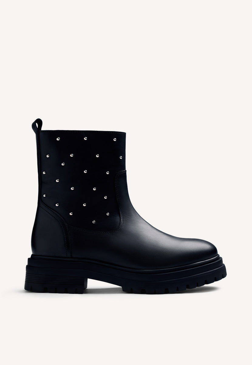 BOTINS PRETOS DE COURO COM TACHAS