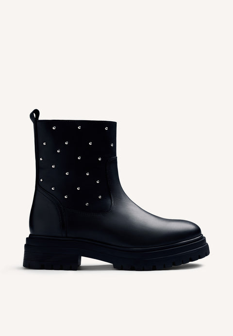 BOTINS PRETOS DE COURO COM TACHAS